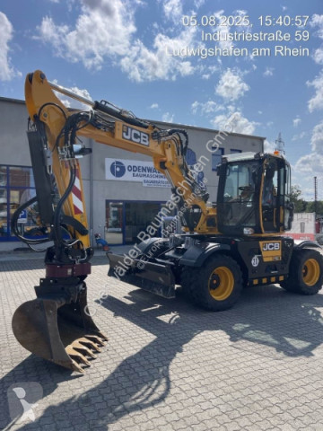 Escavatore gommato JCB