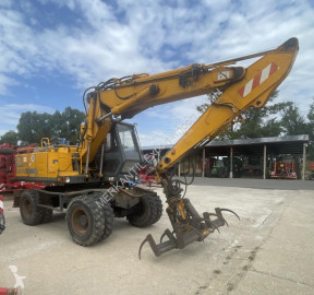 Escavatore gommato JCB