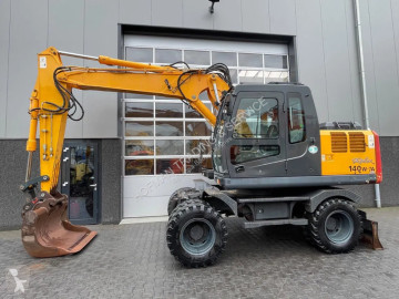 Escavatore gommato Hyundai