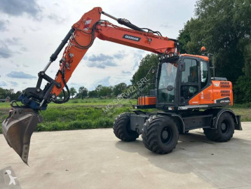 Pelle sur pneus Doosan