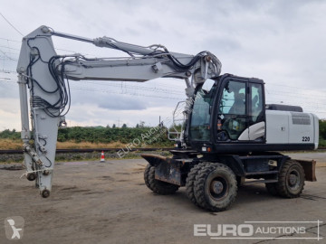 Pelle sur pneus Hitachi