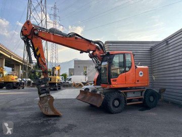 Graafmachine op banden Liebherr