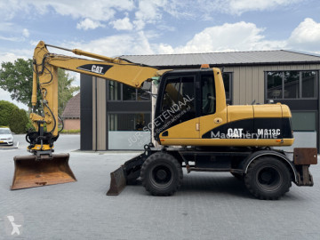 Graafmachine op banden Caterpillar