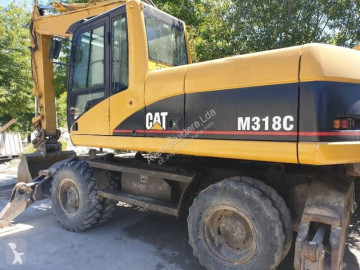 Graafmachine op banden Caterpillar