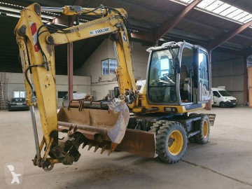 Graafmachine op banden New Holland