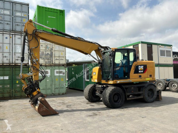 Graafmachine op banden Caterpillar