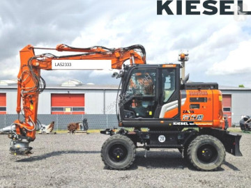 Hitachi gumiabroncsos kotrógép