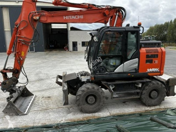 Hitachi gumiabroncsos kotrógép