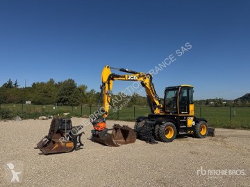 Excavator pe roti JCB