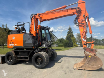 Pelle sur pneus Hitachi