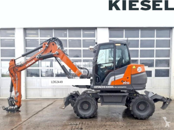 Pelle sur pneus Hitachi