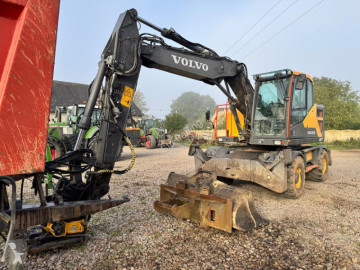 Pelle sur pneus Volvo