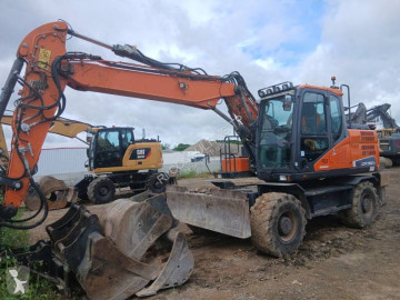 Pelle sur pneus Doosan
