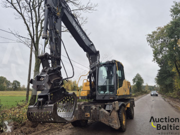 Graafmachine op banden Volvo