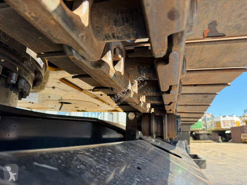 Lopatový nakládač Caterpillar 3