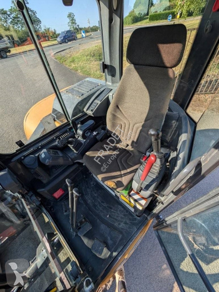 Escavadora Kato 85V4