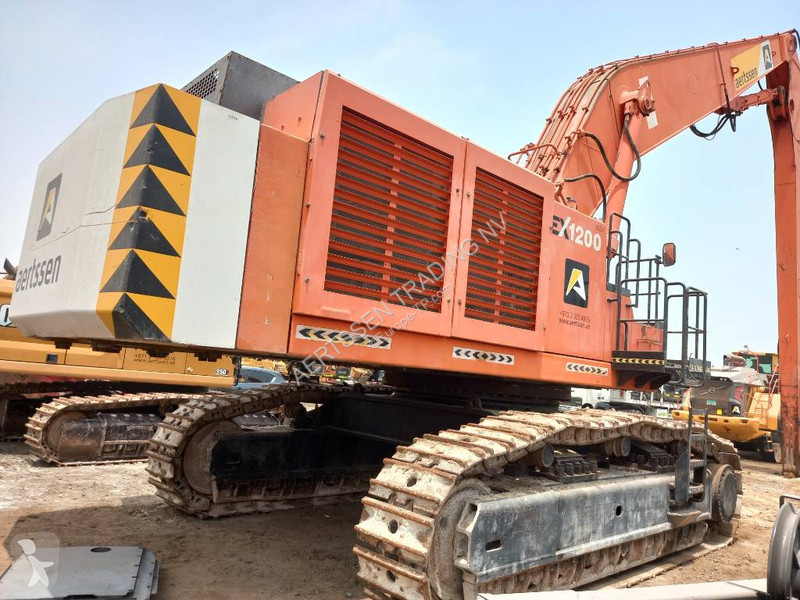 Excavator Hitachi Longreach 28m (Abu Dhabi)