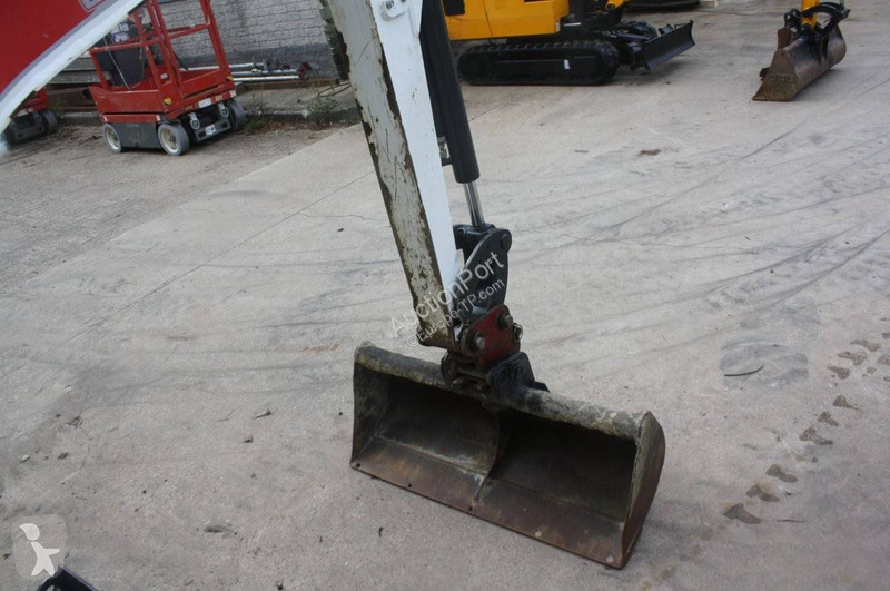 جرافة Bobcat E17