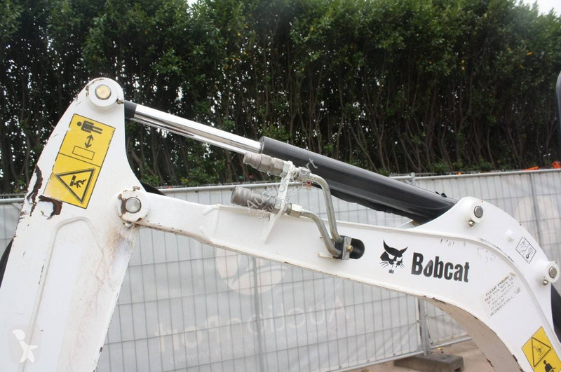 جرافة Bobcat E19