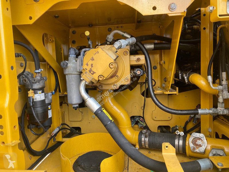 Rýpadlo Caterpillar 323 .
