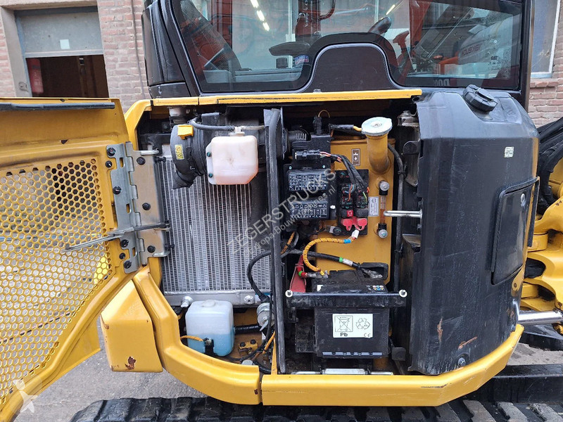 Экскаватор Caterpillar .7