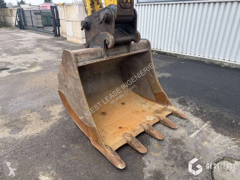 جرافة Komatsu 11