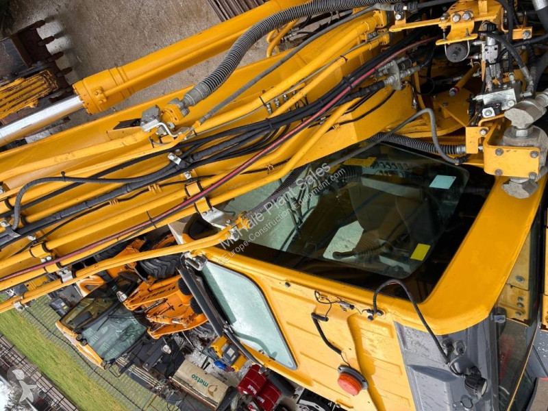 جرافة Komatsu LC11