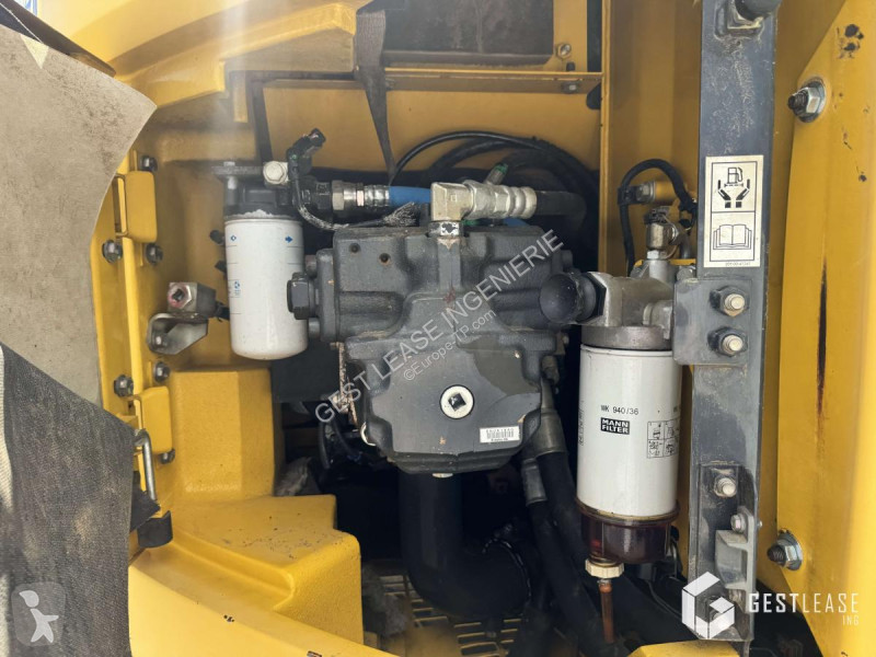 جرافة Komatsu 8