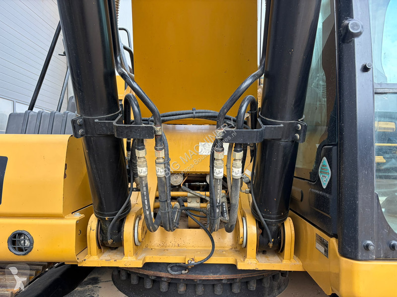 Lopatový nakládač Caterpillar 07A