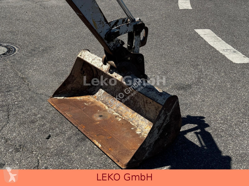 Pelle Takeuchi Mit Drei Löffeln