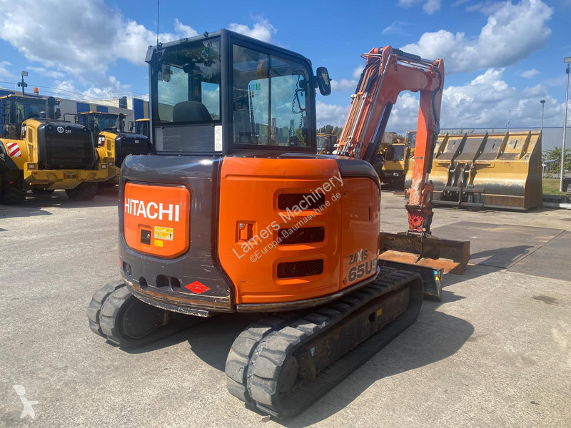 Экскаватор Hitachi ZX65U .
