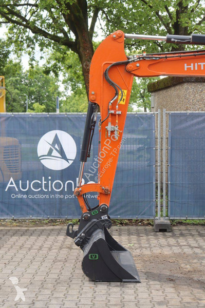 جرافة Hitachi ZX55U6