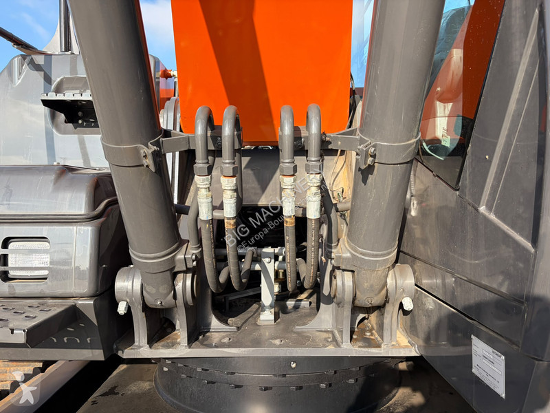 Escavadora Hitachi ZX220LC-5G