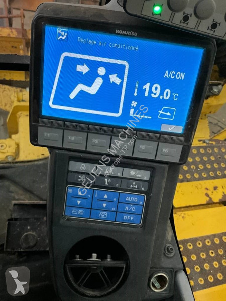 Багер Komatsu MR8