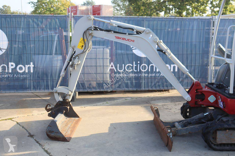 جرافة Takeuchi TB216