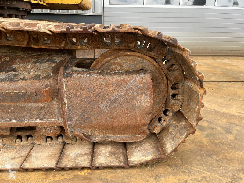 Excavator Caterpillar - bucket with teeth