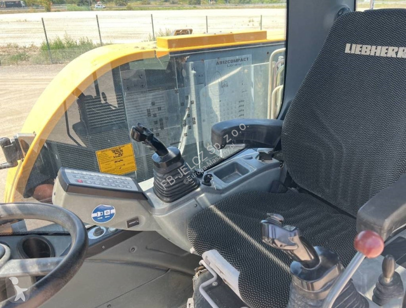 Escavadora Liebherr compact Wheeled Excavator