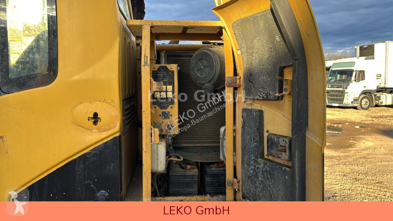 Rýpadlo Caterpillar 311C Mit Zwei Löffeln
