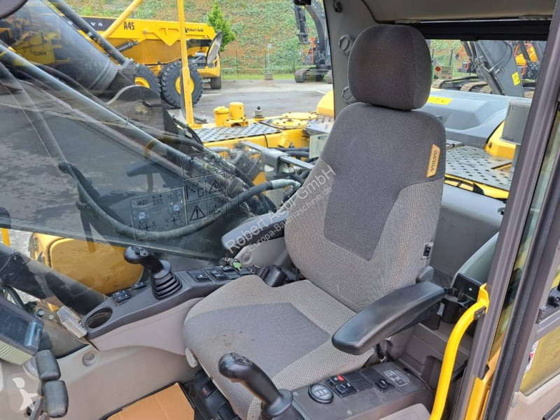 Lopatový nakládač Volvo DL