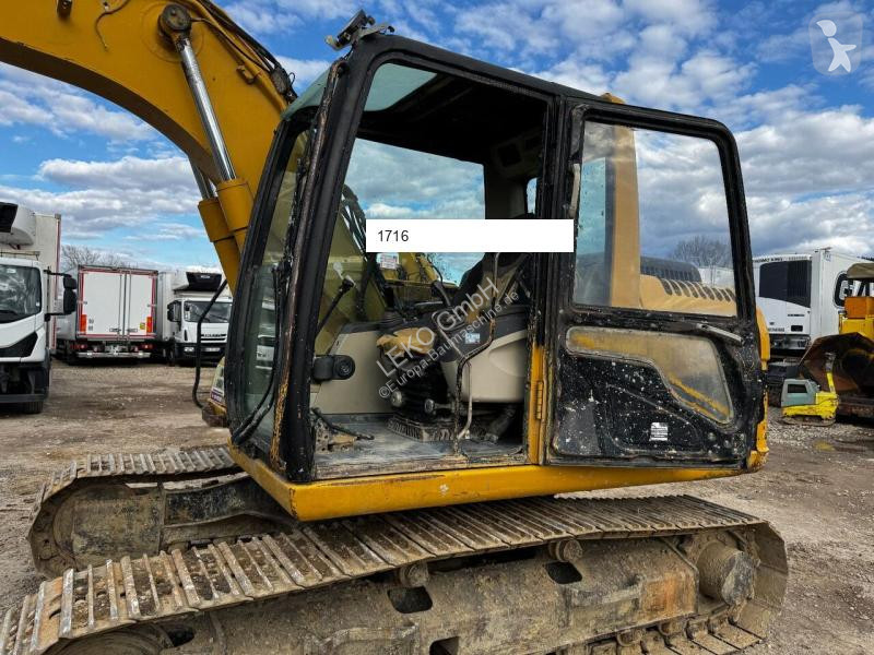 Escavatore Caterpillar C Mit Zwei Löffeln