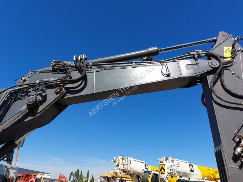 Escavadora Volvo ECR 235 E
