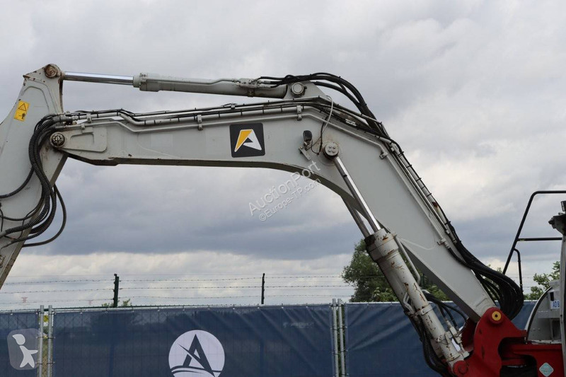 جرافة Takeuchi TB2150