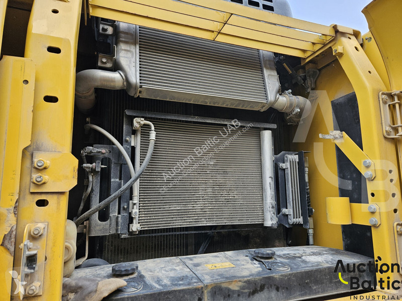 جرافة Komatsu 11