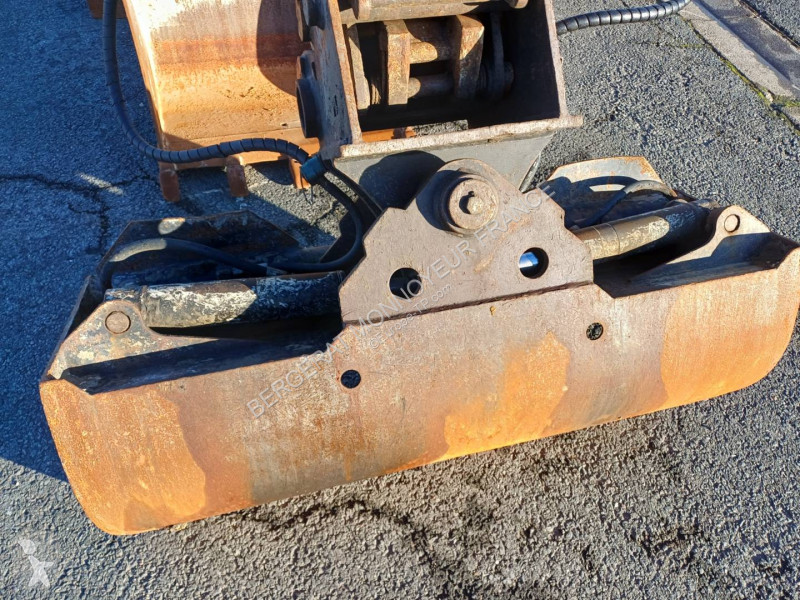 جرافة Caterpillar 305E2