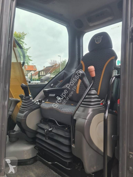 Lopatový nakládač Case