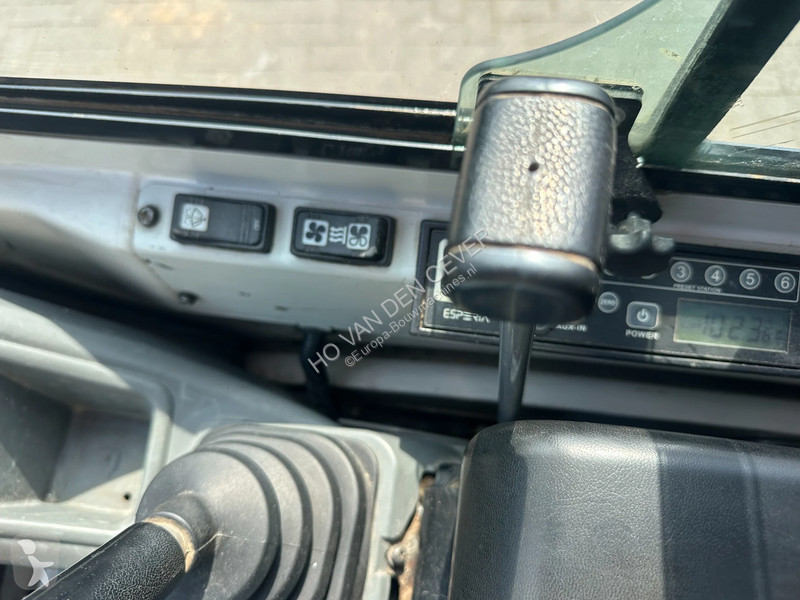جرافة Takeuchi TB216