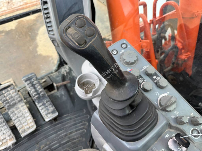 جرافة Hitachi - Quick Coupler / Automatic Greasing