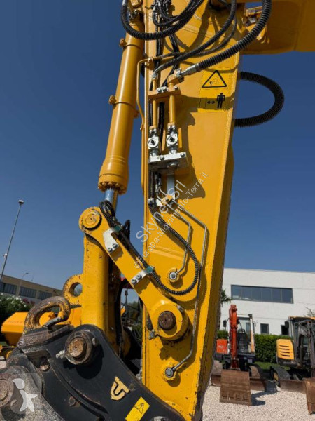جرافة Komatsu PC210-11E0