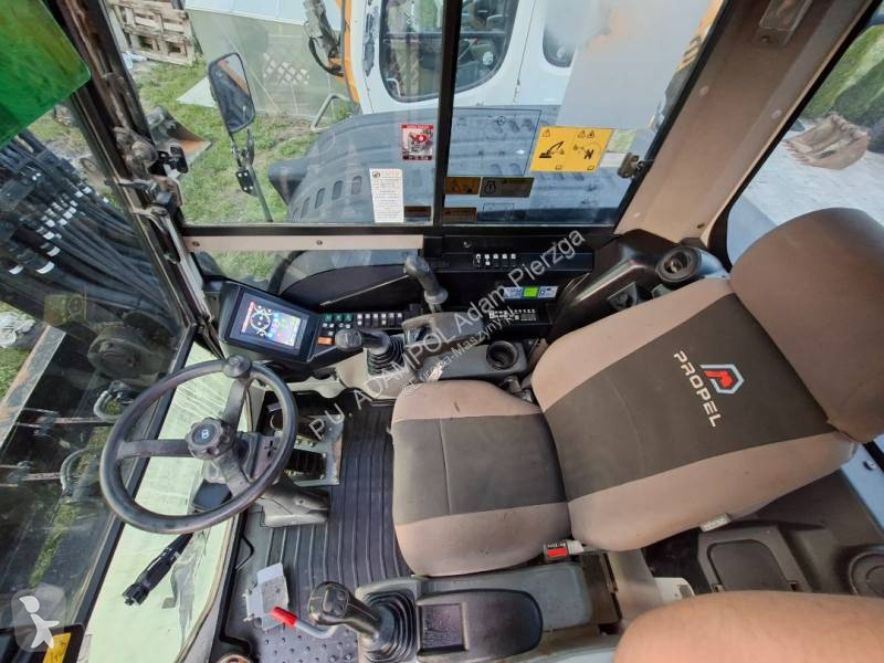 Lopatový nakládač Takeuchi TB295W