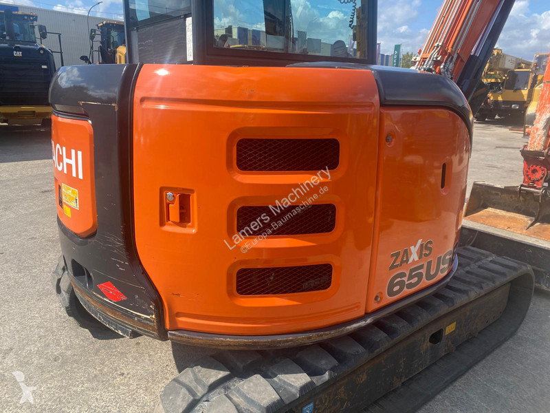 Экскаватор Hitachi ZX65U .